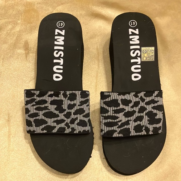 Size 8.5 never worn brand new leopard slides with a wedge heel. - Picture 1 of 4